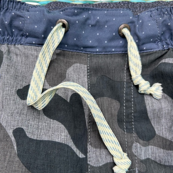 Vuori Banks Shorts Grey Camo - Picture 3 of 8